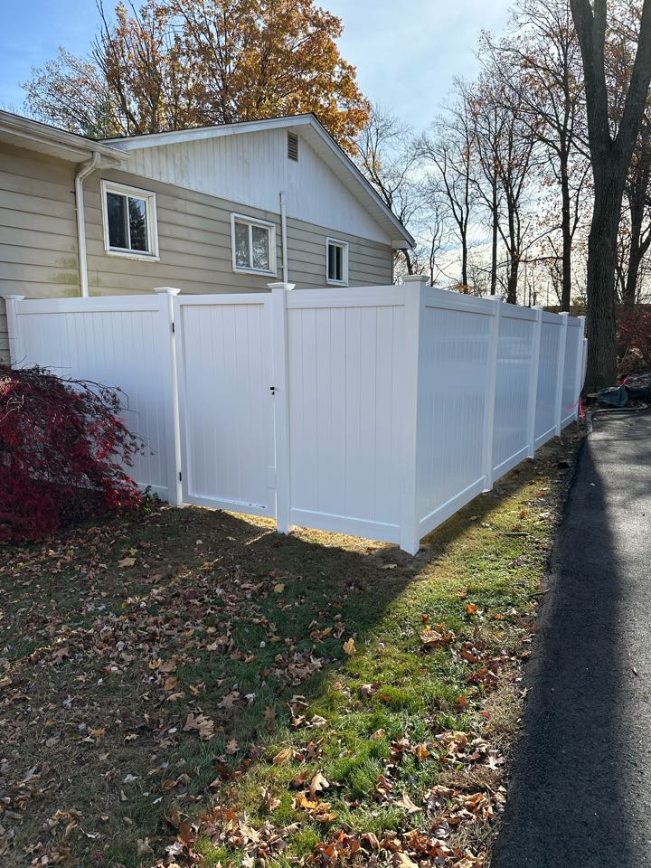 Another fantastic job by the crew and another thrilled customer in Norwalk - this time a 7’ tall white vinyl fence to provide maximum privacy from the surrounding neighbors. 