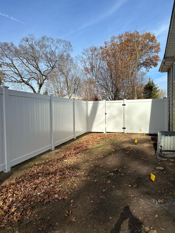 Another fantastic job by the crew and another thrilled customer in Norwalk - this time a 7’ tall white vinyl fence to provide maximum privacy from the surrounding neighbors. 