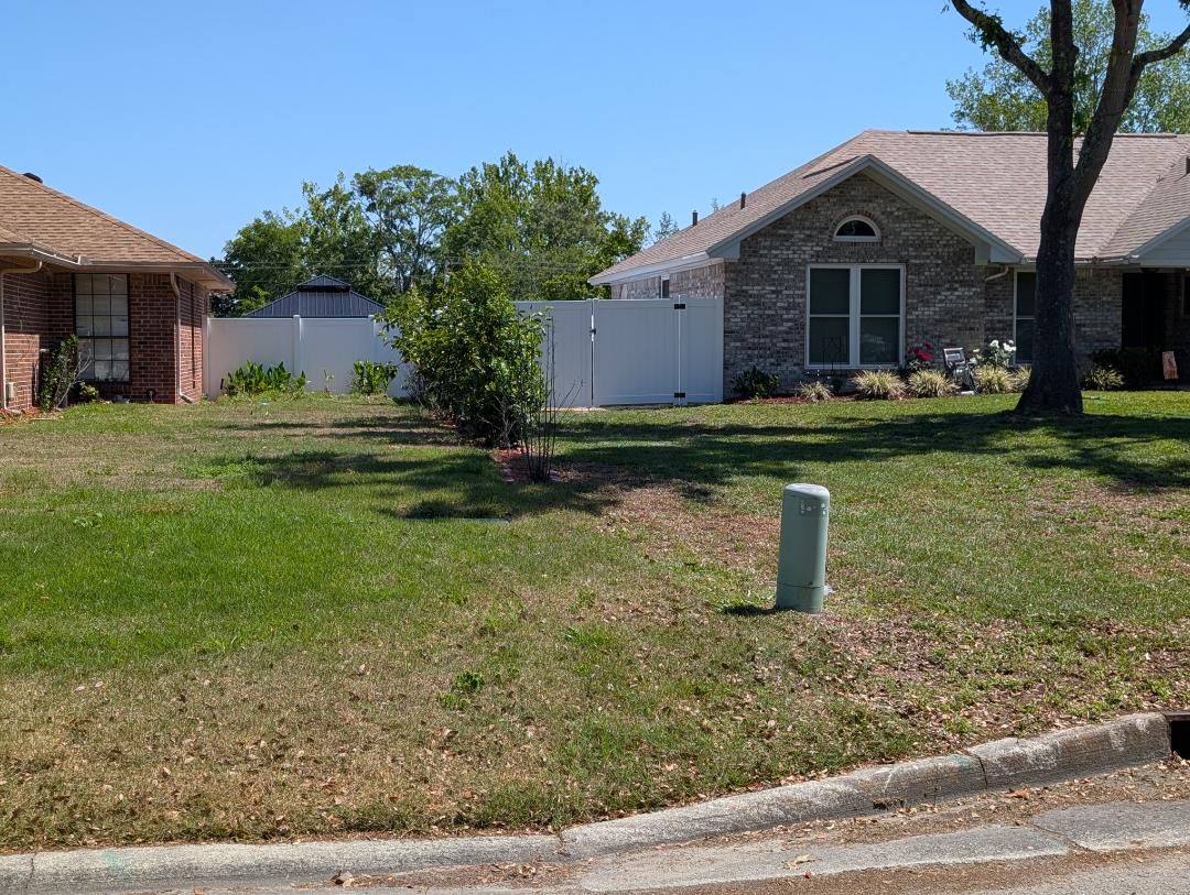 Beautiful White Vinyl Fence in Orange Park ??