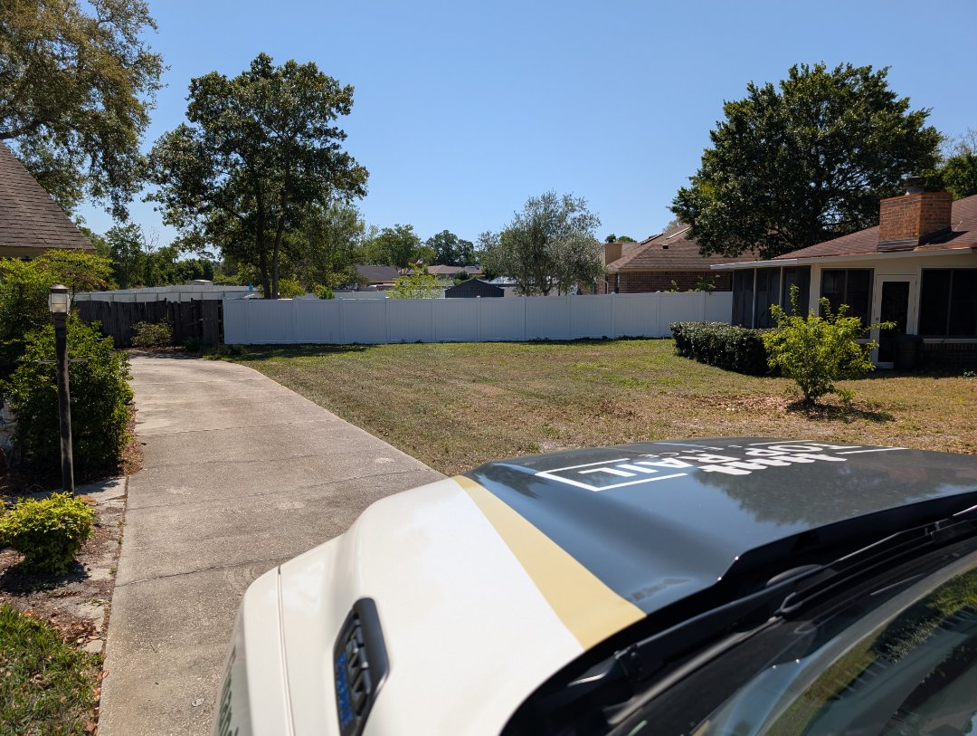 Beautiful White Vinyl Fence in Orange Park ??