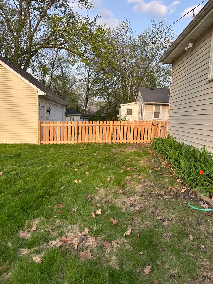 Customer in Glen Ellyn needed to replace some failing fence. They went with a mix of 6’ shadow box and 4’ picket. 