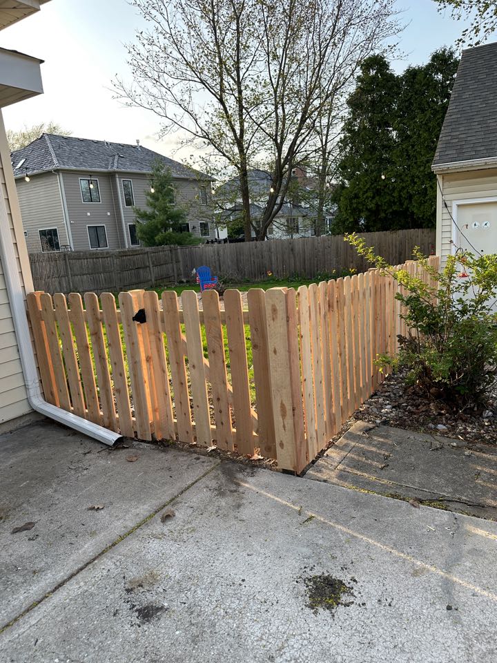 Customer in Glen Ellyn needed to replace some failing fence. They went with a mix of 6’ shadow box and 4’ picket. 