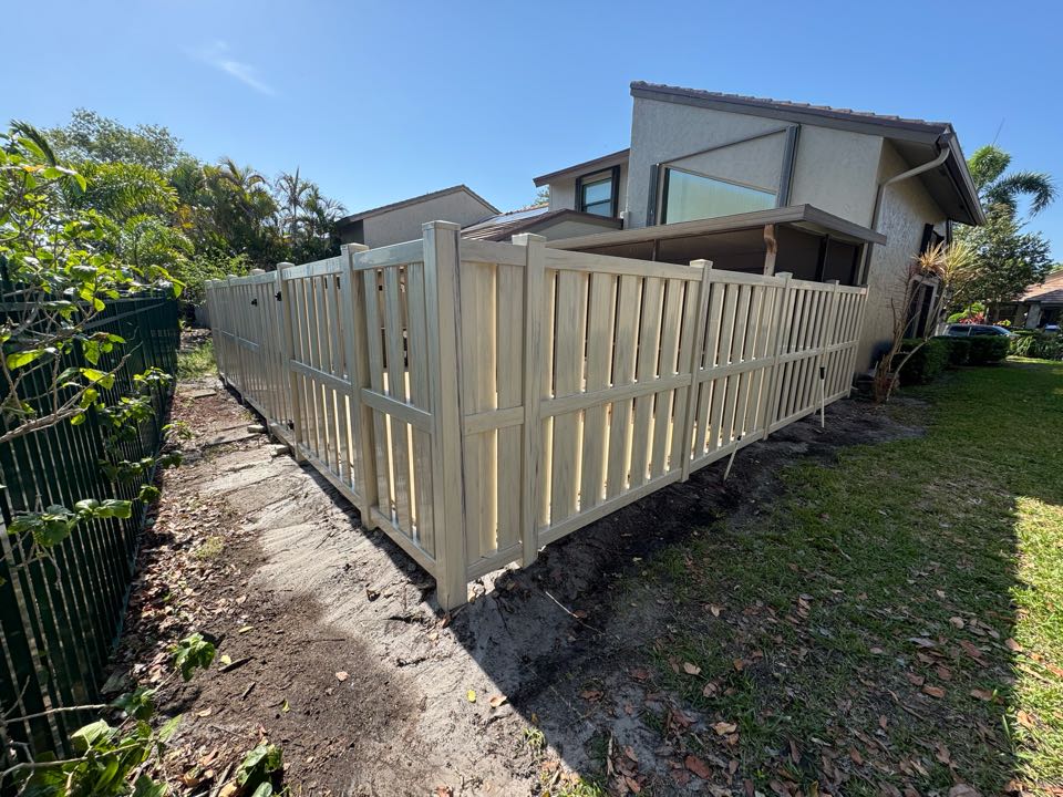 In the Gardens of Woodberry community in Palm Beach Gardens, FL, we removed the homeowner’s old wooden fence and installed a beautiful woodgrain tan shadowbox vinyl fence in its place. We also assisted with the HOA approval process and handled the permitting to ensure a smooth, stress-free experience. 