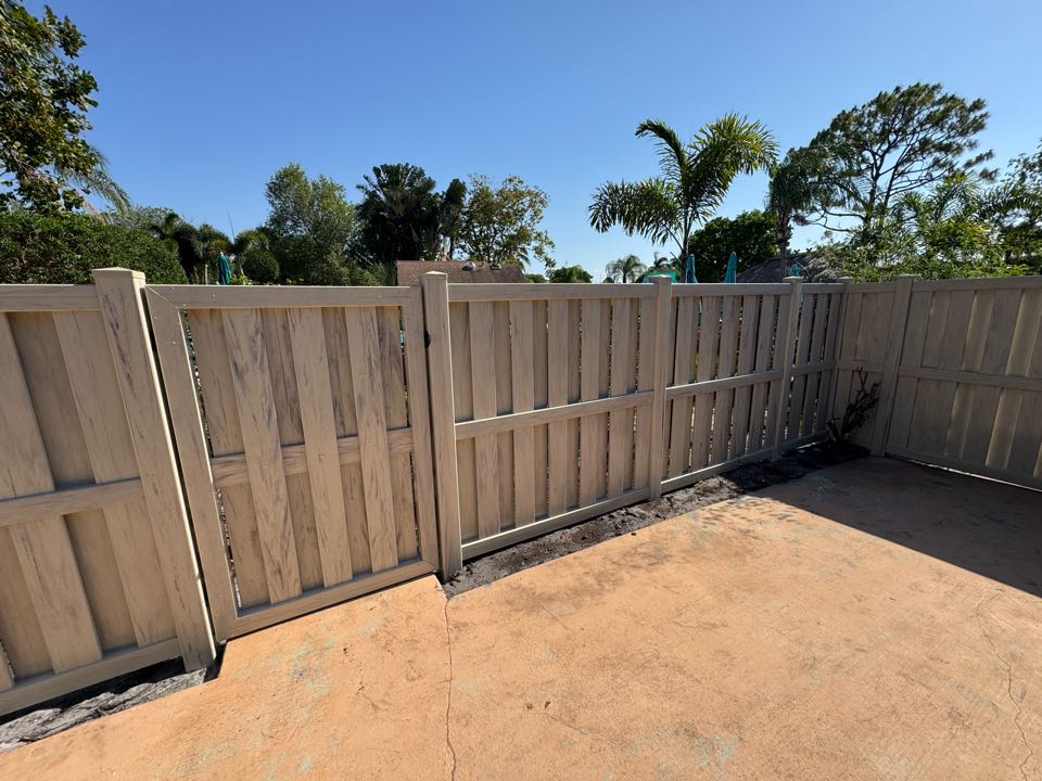 In the Gardens of Woodberry community in Palm Beach Gardens, FL, we removed the homeowner’s old wooden fence and installed a beautiful woodgrain tan shadowbox vinyl fence in its place. We also assisted with the HOA approval process and handled the permitting to ensure a smooth, stress-free experience. 