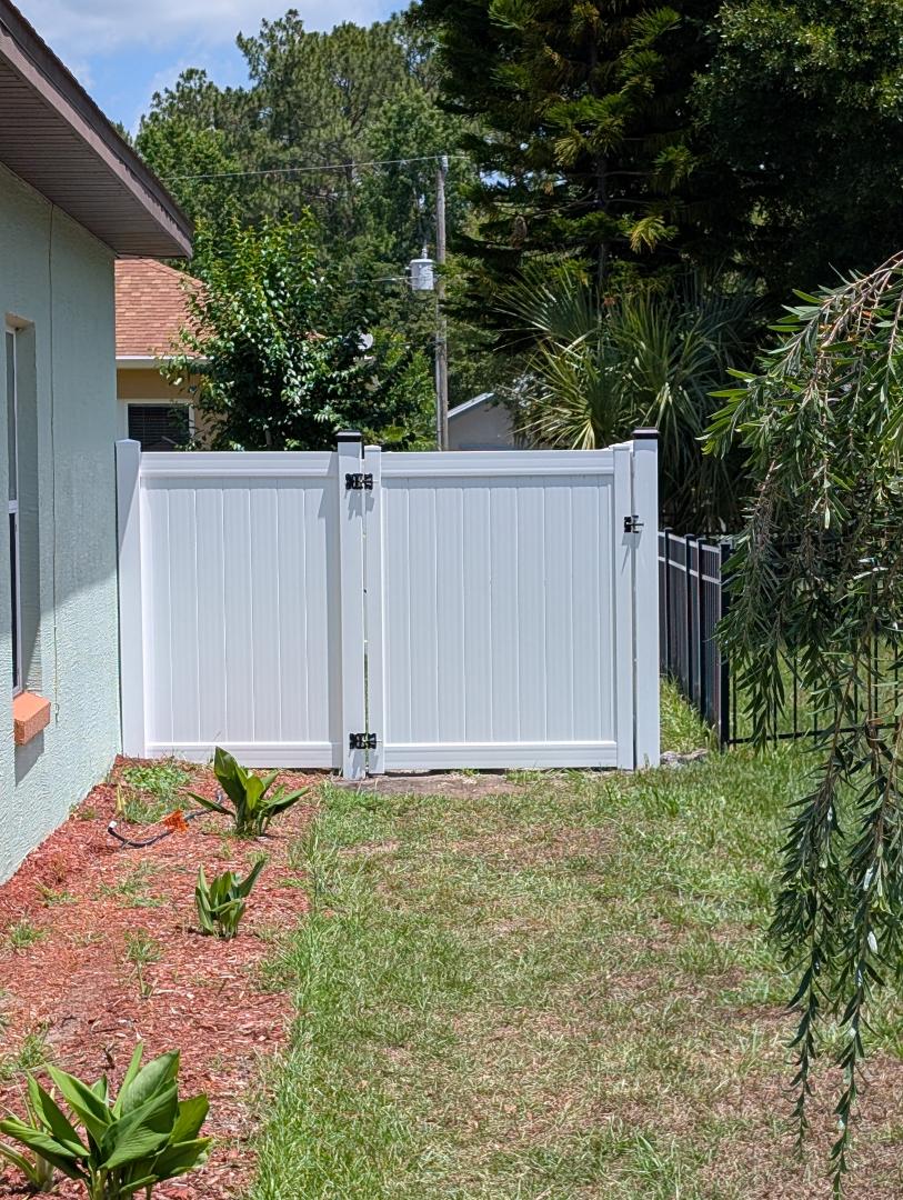 New White Vinyl fence in Palm Coast 
