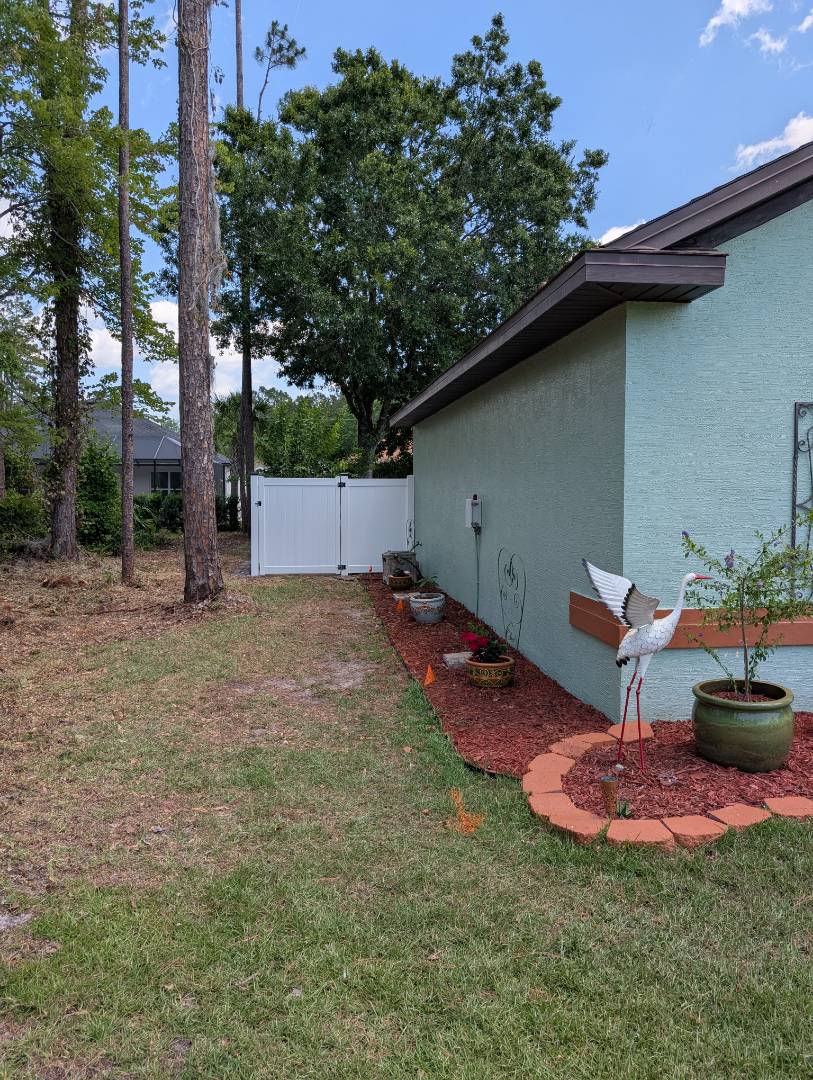 New White Vinyl fence in Palm Coast 