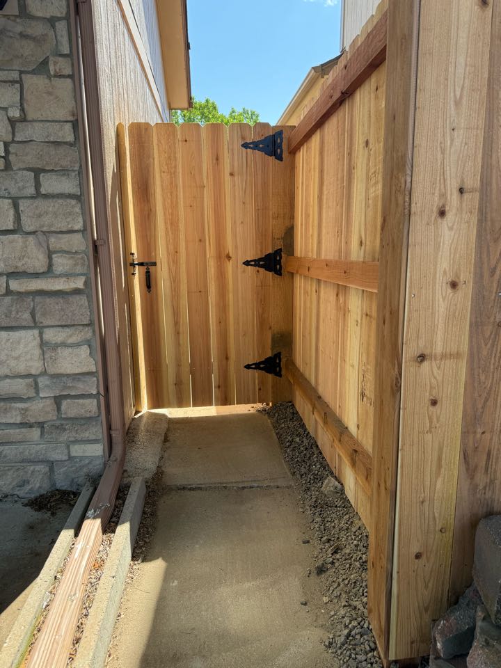 Top rail fence completed a 6H cedar privacy fence with 6” pickets in Westminster Colorado. The fence a gate turned out great and the customer couldn’t be more thrilled 