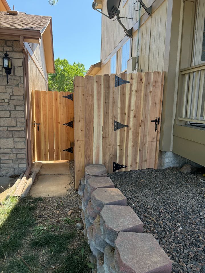 Top rail fence completed a 6H cedar privacy fence with 6” pickets in Westminster Colorado. The fence a gate turned out great and the customer couldn’t be more thrilled 