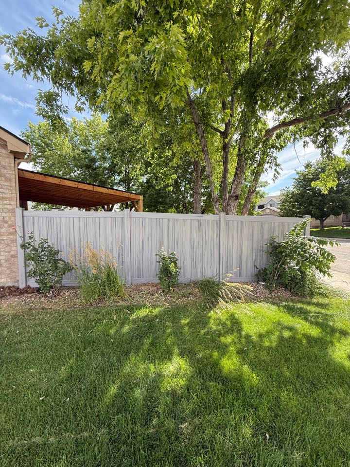 Top Rail fence just finished a beautiful 6 foot high vinyl fence install just in time for the 4th of July backyard bbq! The customer chose a costal cedar color which has the look and feel of wood but without the maintenance! The finished product turned out better than the customer could have dreamt of! 