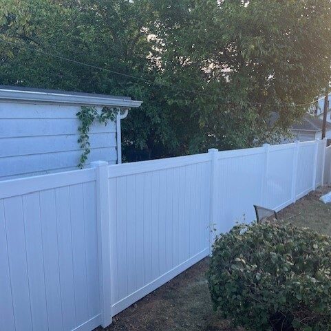 white vinyl fence