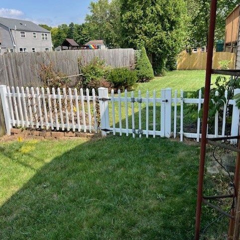 vinyl picket fence