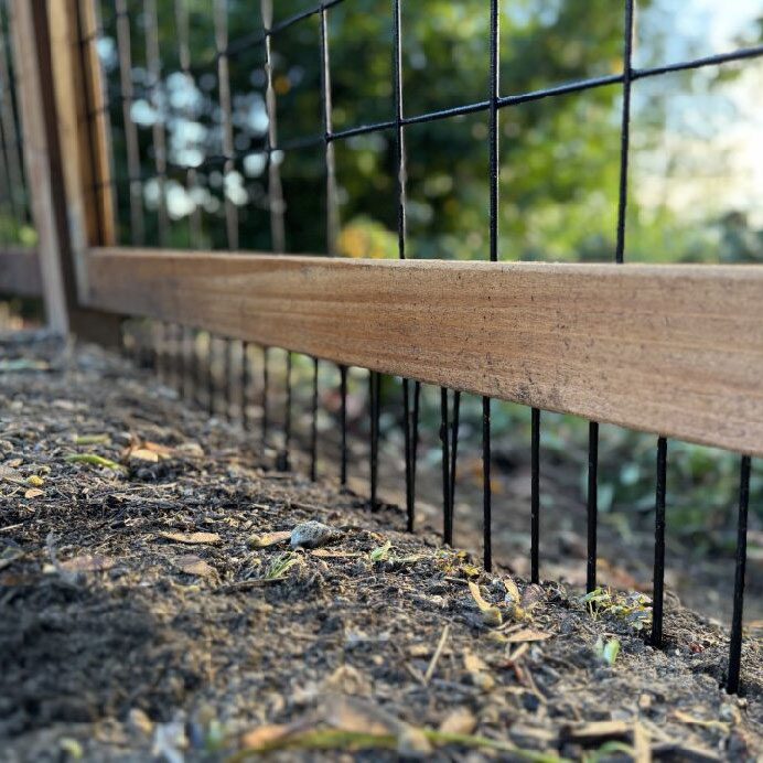 close of up wood and wire fence