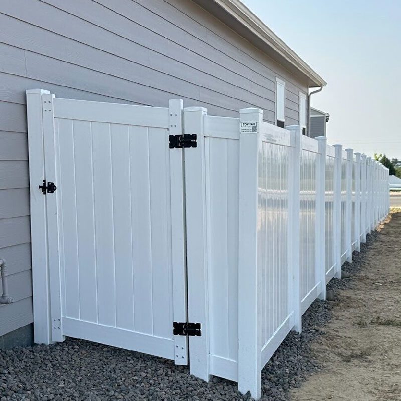 vinyl fence with gate