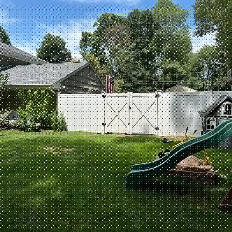 white vinyl privacy fence