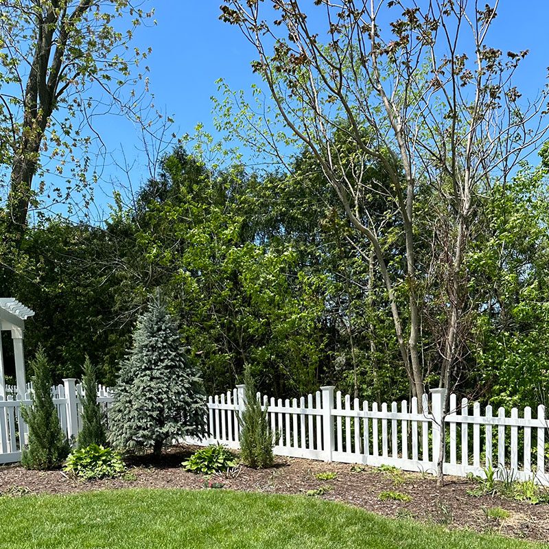 white vinyl picket fence 2