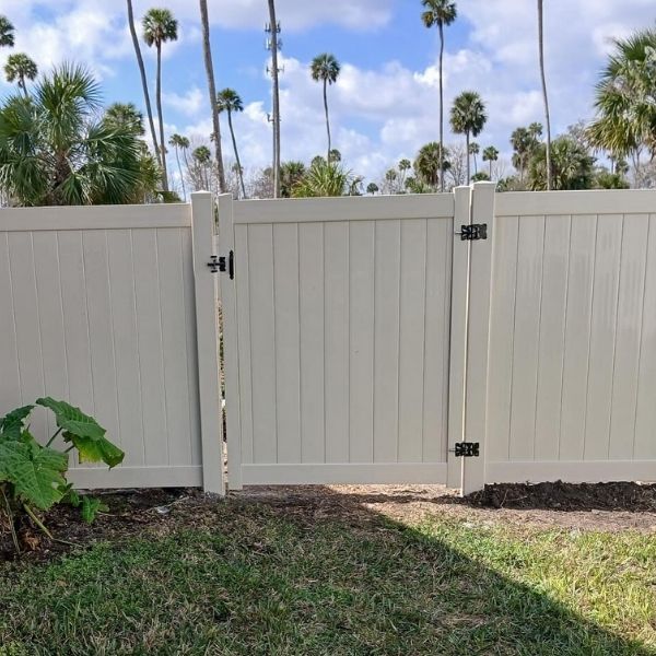 Boca Raton Front Yard Fence Rules: What Homeowners Need to Know About Hedges, Buffers & Visibility