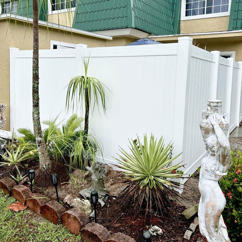 white vinyl privacy courtyard